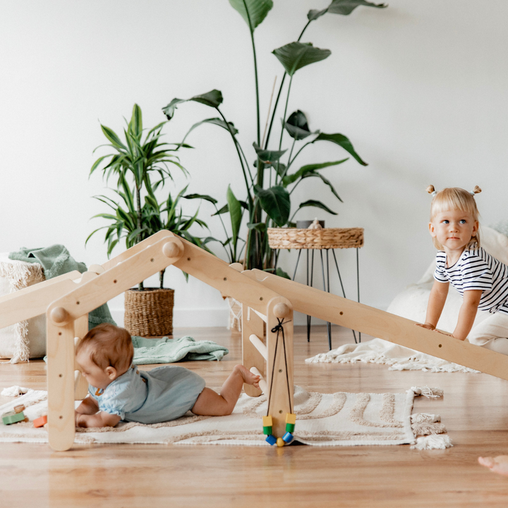 MOPITRI klättertriangel i ljust trä från Ette Tete