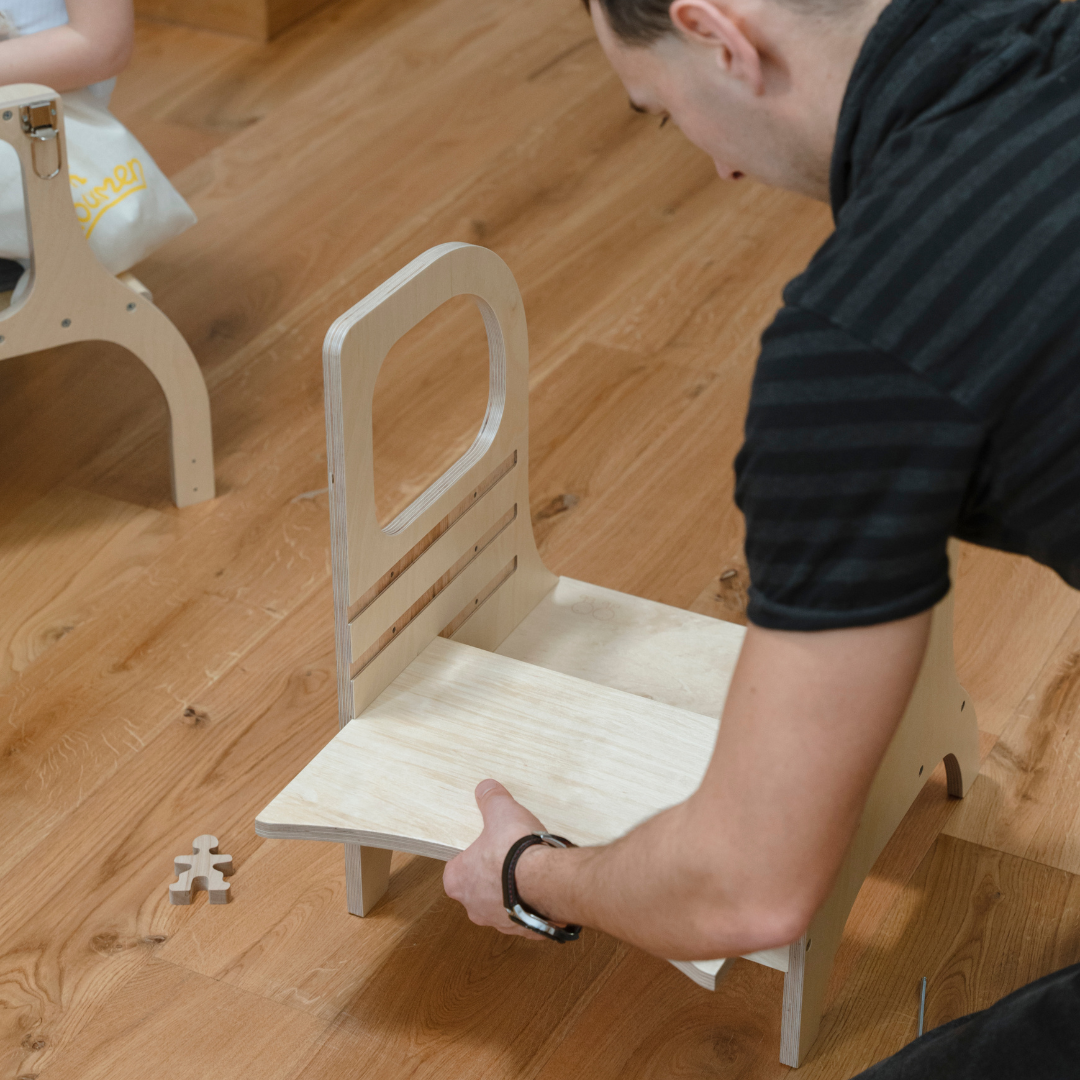 MIIMO® höjdjusterbar barnpall i naturfärgad björkplywood från Ette Tete