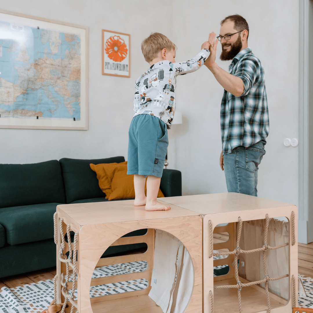 CUBITRI® klätterkub för lek med träfönster - Rootly - Klätterställningar