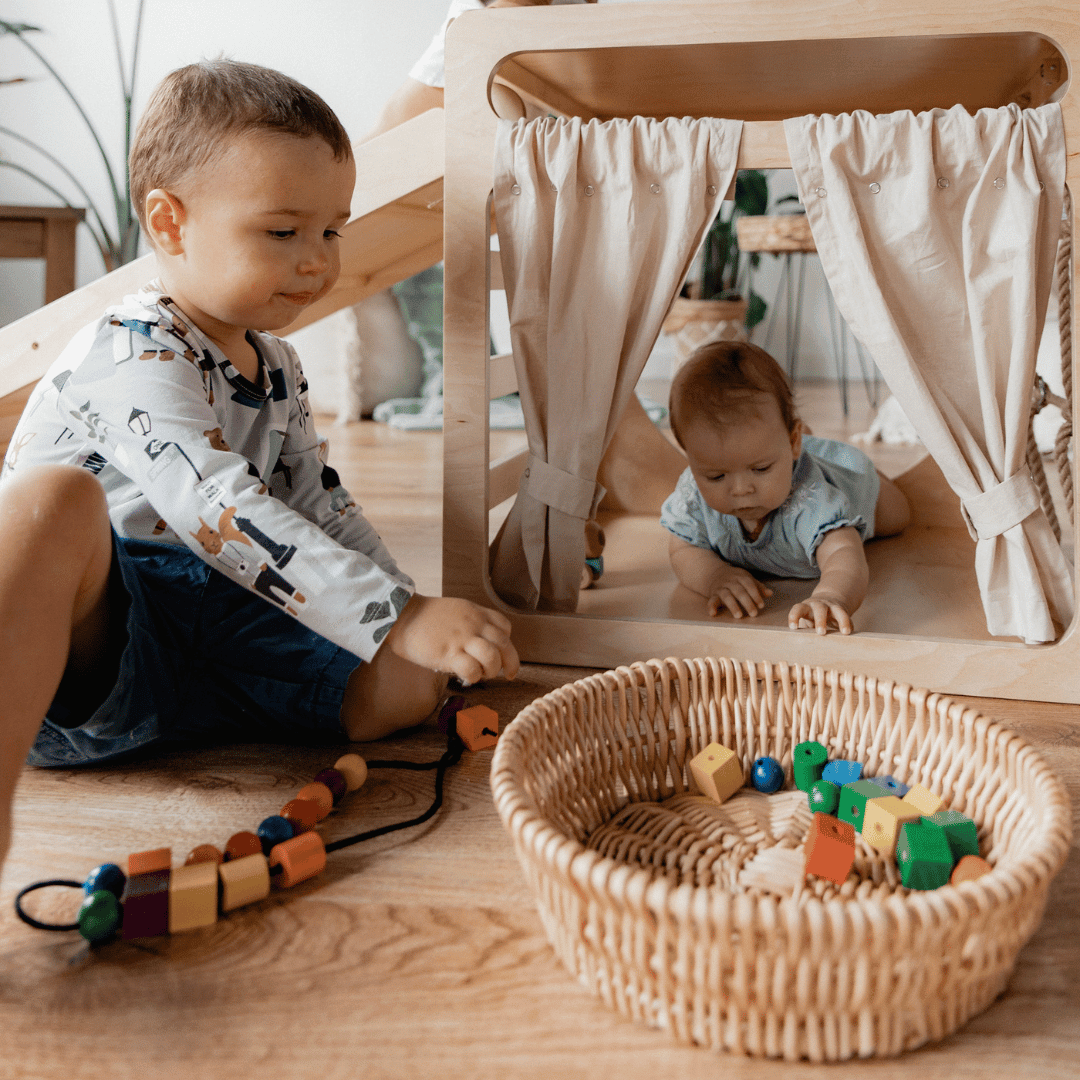 CUBITRI® klätterkub för lek med träfönster - Rootly - Klätterställningar