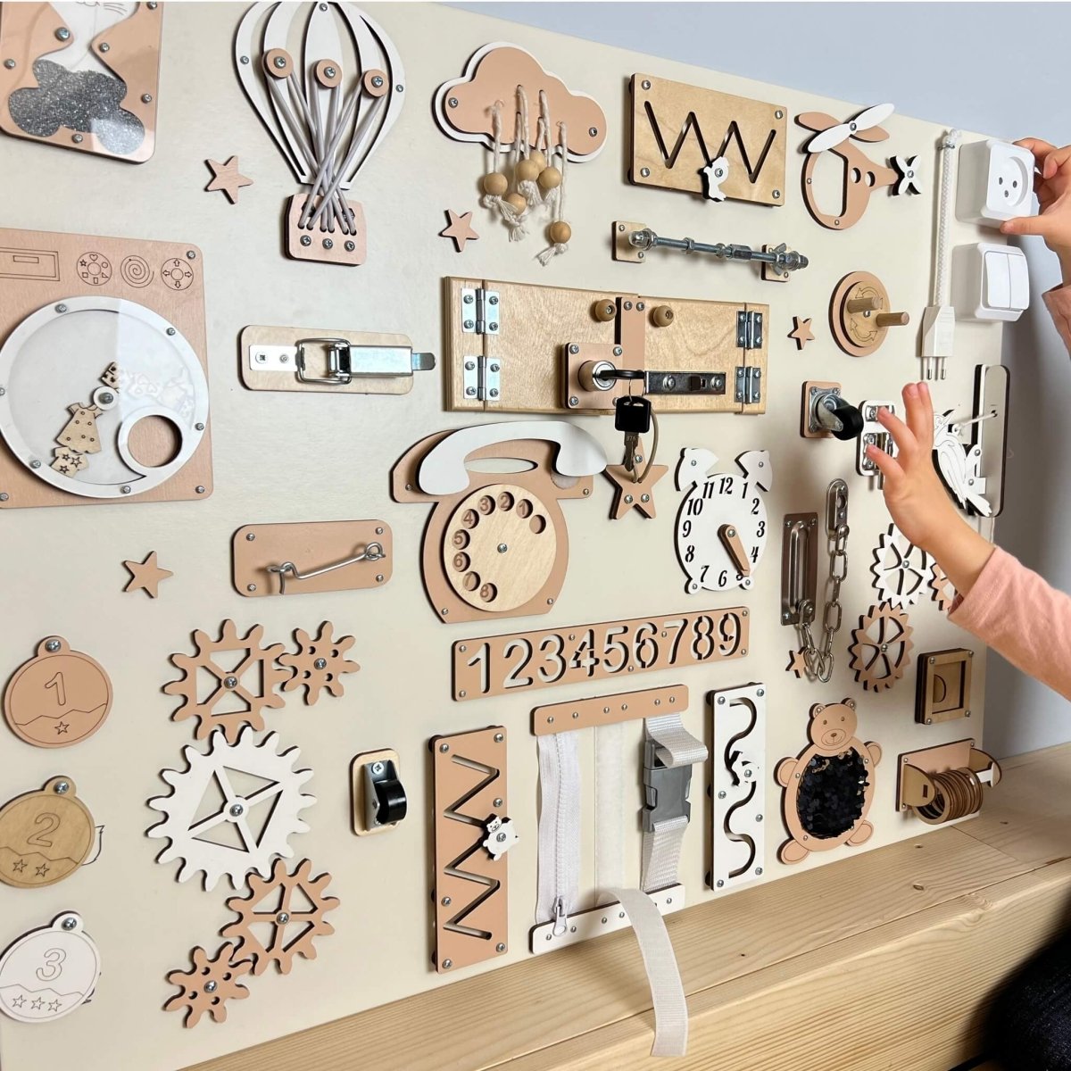 Extra stor Montessori aktivitetsbräda med sensoriska aktiviteter (60×80 cm) - Rootly - Montessori leksaker
