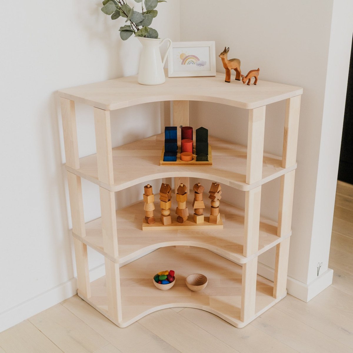 Handgjord Montessori Hörnhylla - 4 Hyllplan - Rootly - Montessori möbler