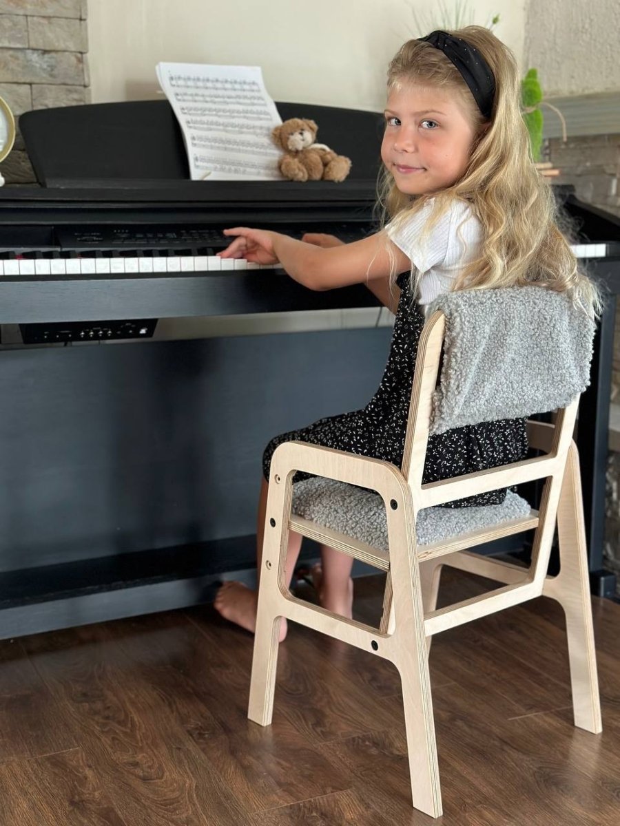 Justerbar barnstol i trä med återvunnet tyg - Moln grå - Rootly - Montessori möbler