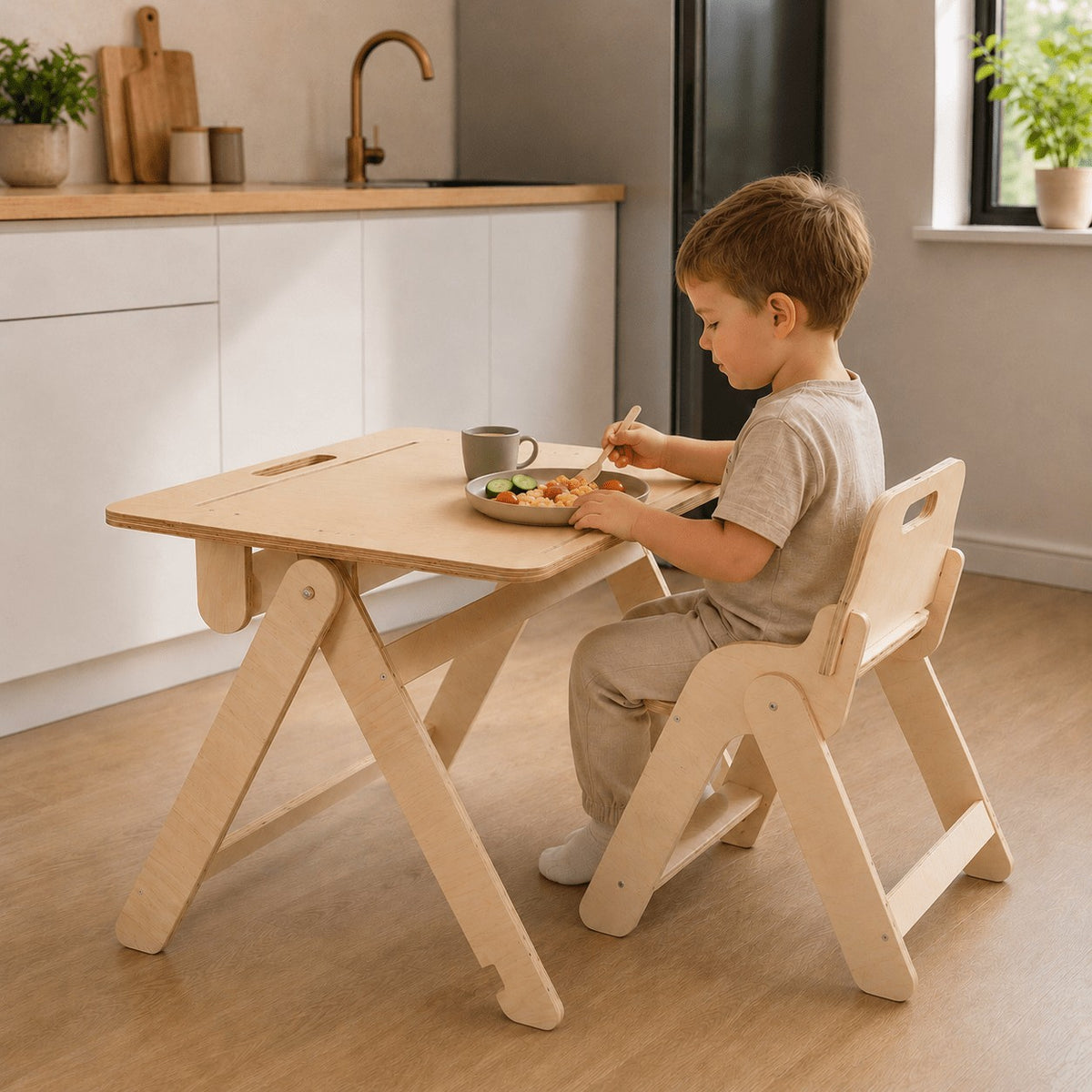 Hopfällbart leg&go ritbord och staffli i naturfärgad björkplywood