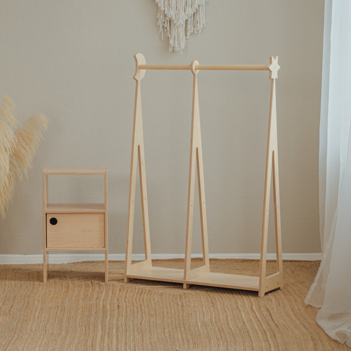 Montessori-garderob i trä för självständig klädförvaring