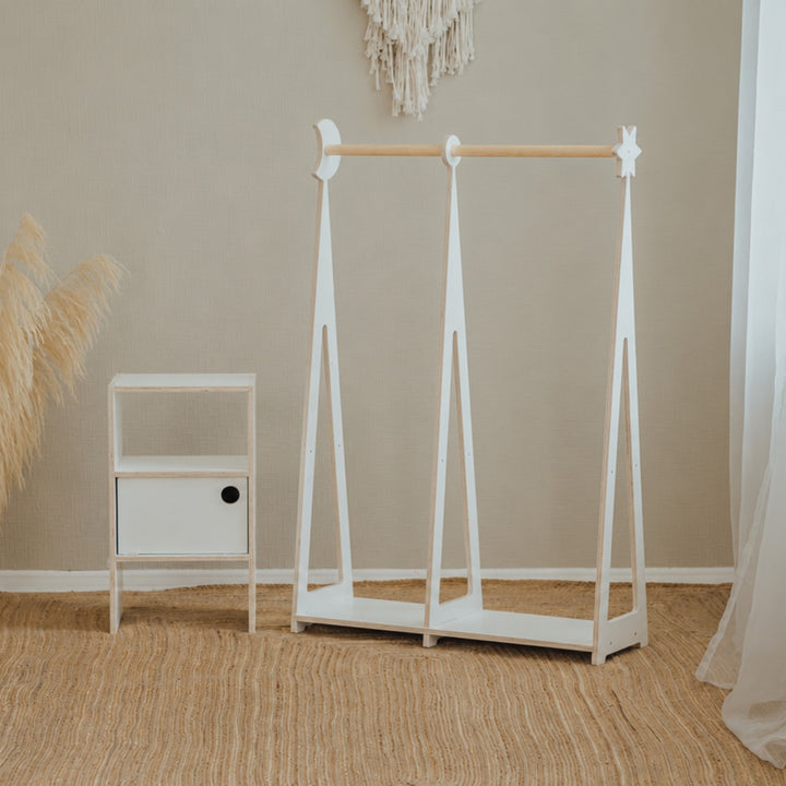 Vit Montessori-garderob i björkplywood med klädstång och förvaring från leg&go
