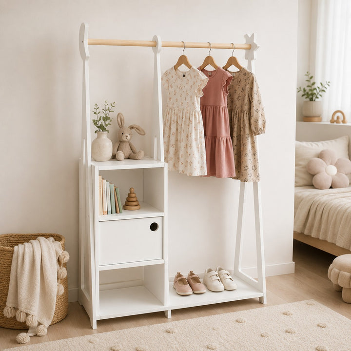 Vit Montessori-garderob i björkplywood med klädstång och förvaring från leg&go