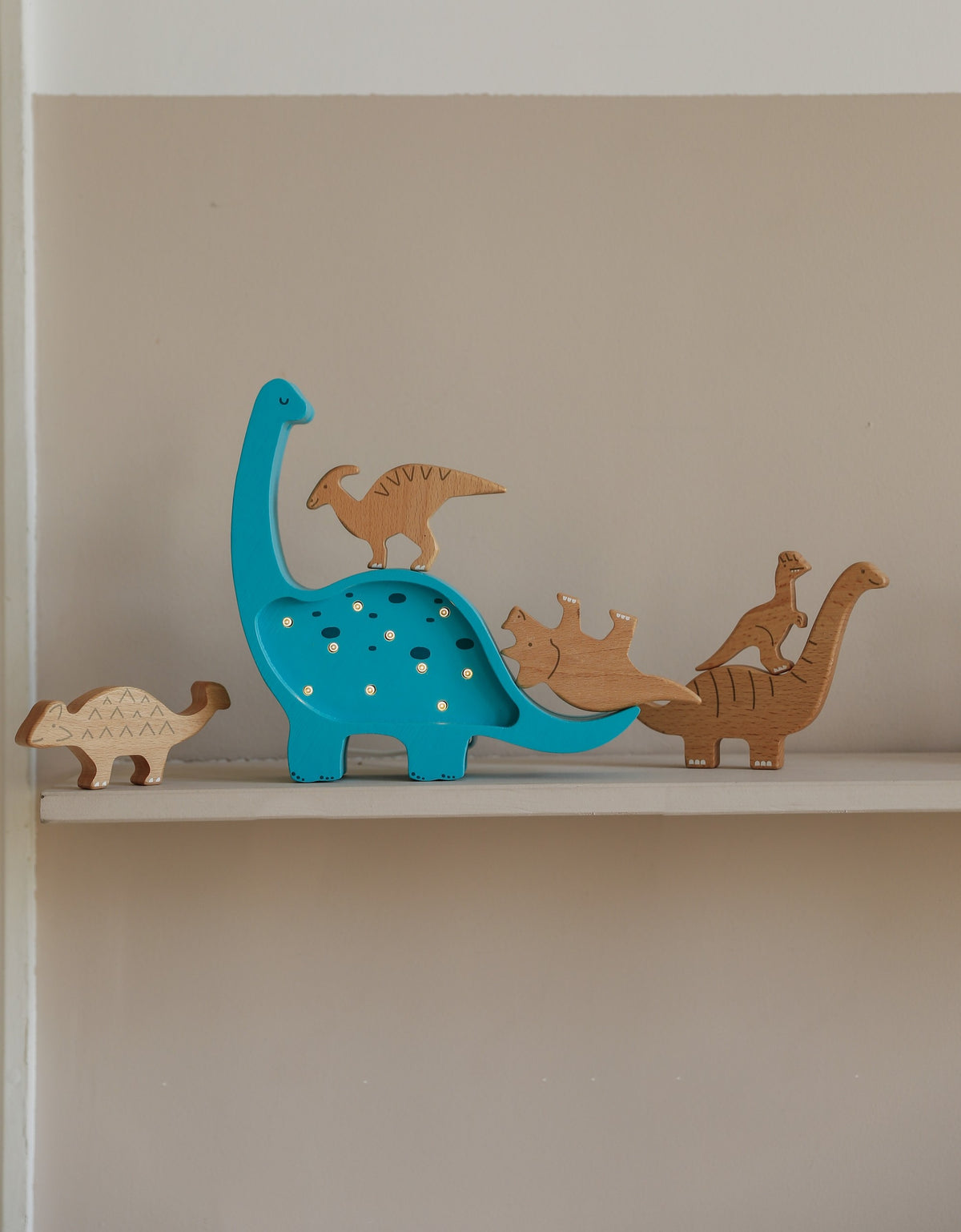 Mini Dino dinosaurielampa i trä från Little Lights