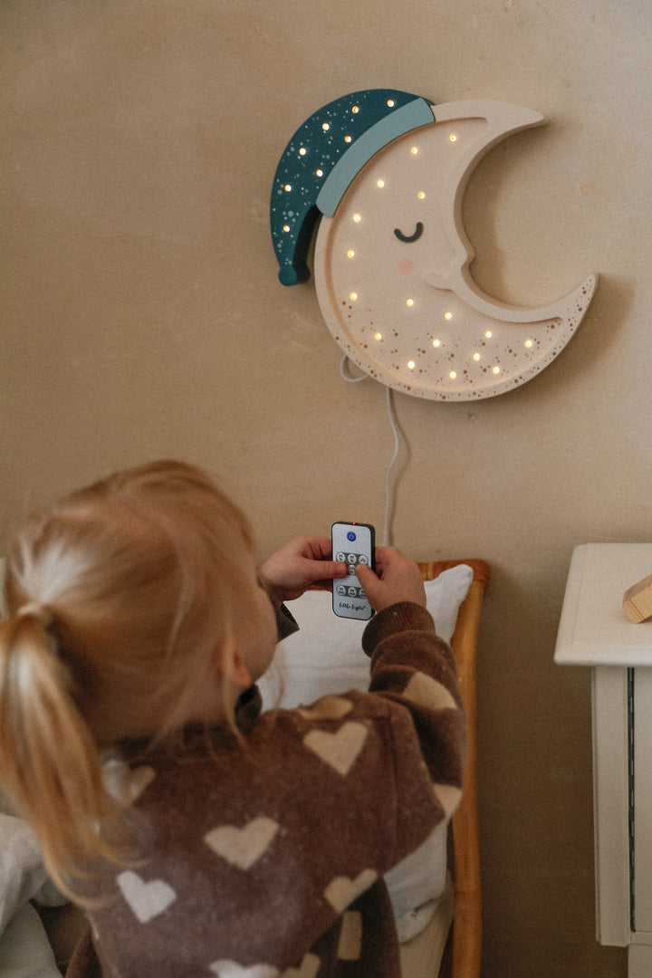 Little Lights månlampa i midnattsblått trä med varmvit LED