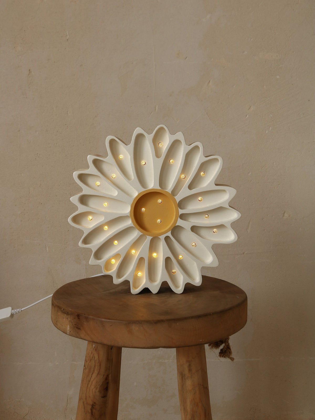 Daisy blomformad nattlampa i trä från Little Lights
