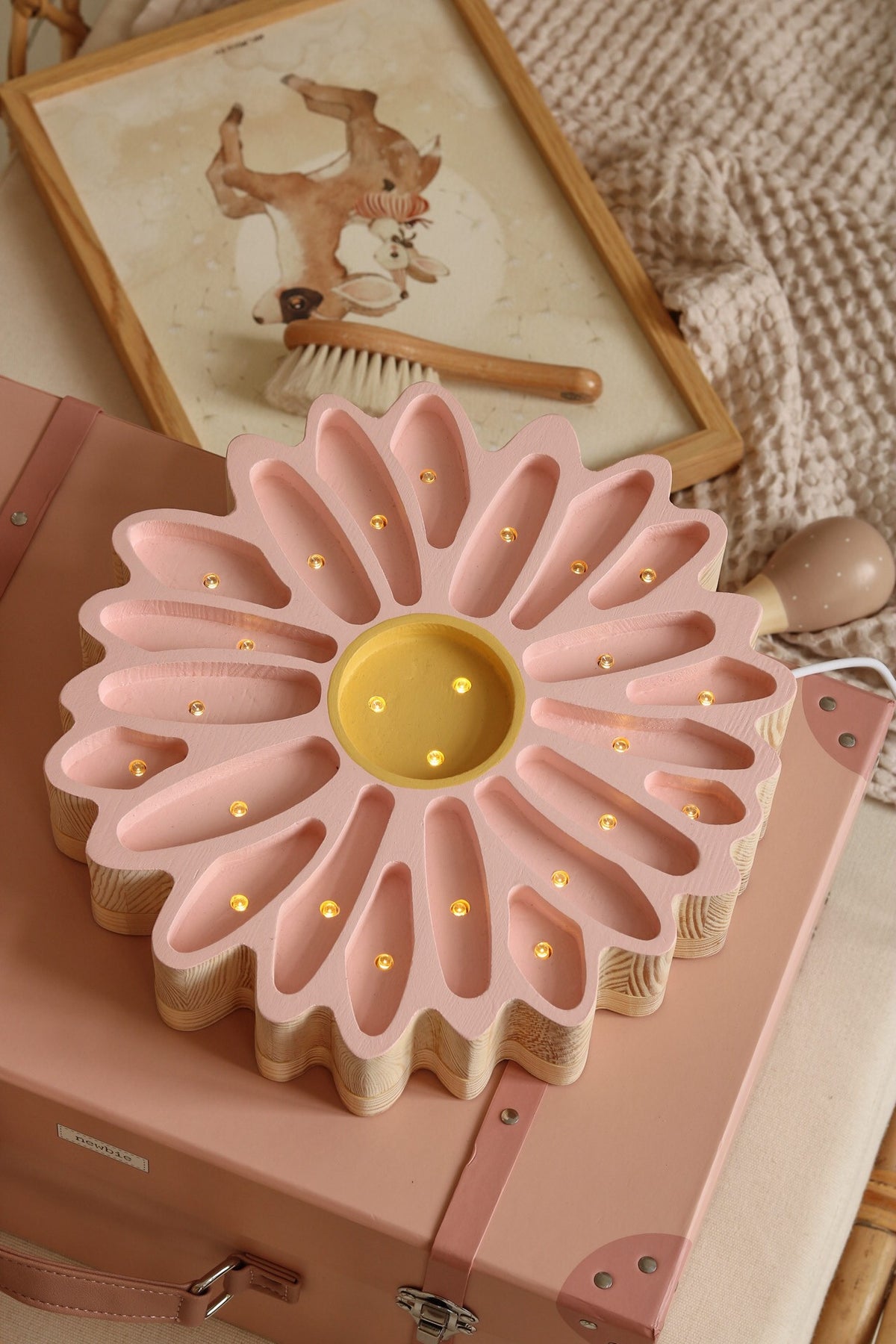 Daisy blomformad nattlampa i trä från Little Lights