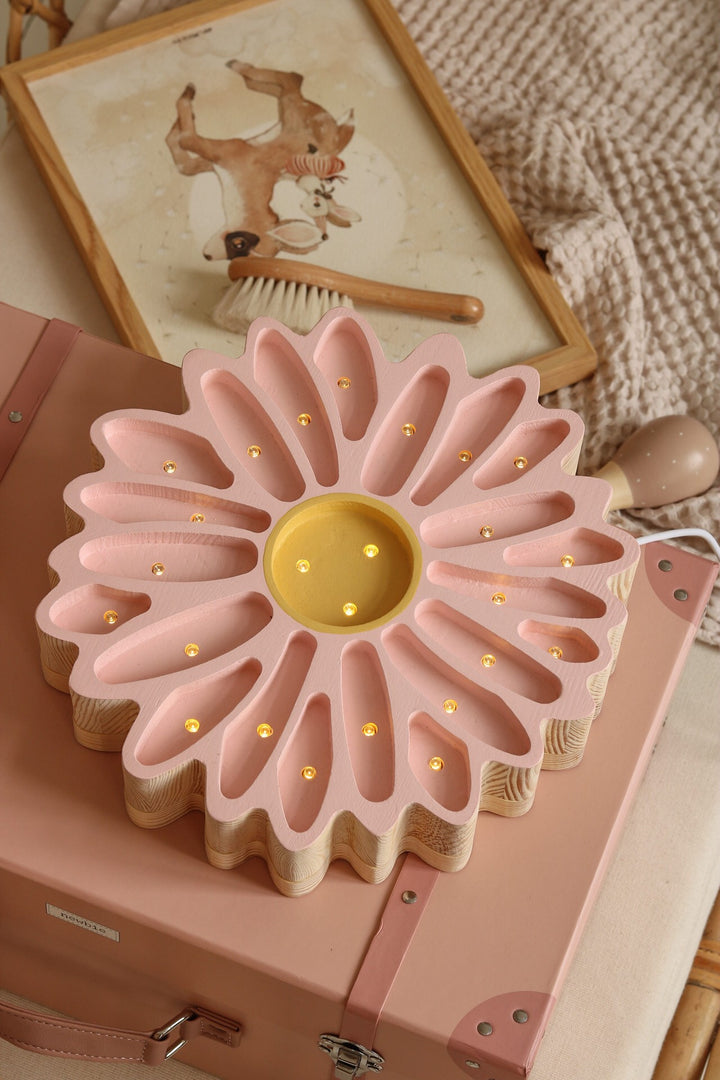 Daisy blomformad nattlampa i trä från Little Lights