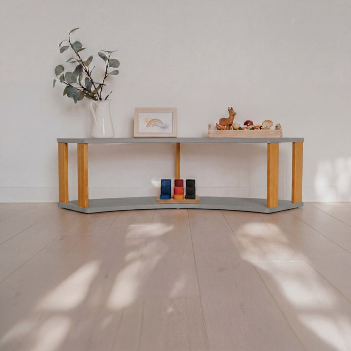 Modulär Montessori-båghylla i ljusgrå/brun olja med 2 öppna hyllplan i trä