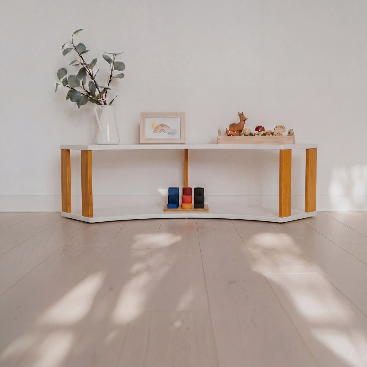 Modulär Montessori-båghylla i vit/brun olja med 2 öppna hyllplan i trä