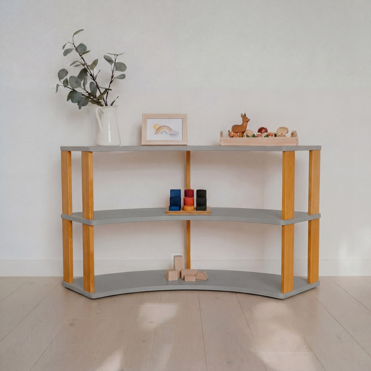 Modulär Montessori-båghylla i ljusgrå/brun olja med 3 öppna hyllplan i trä