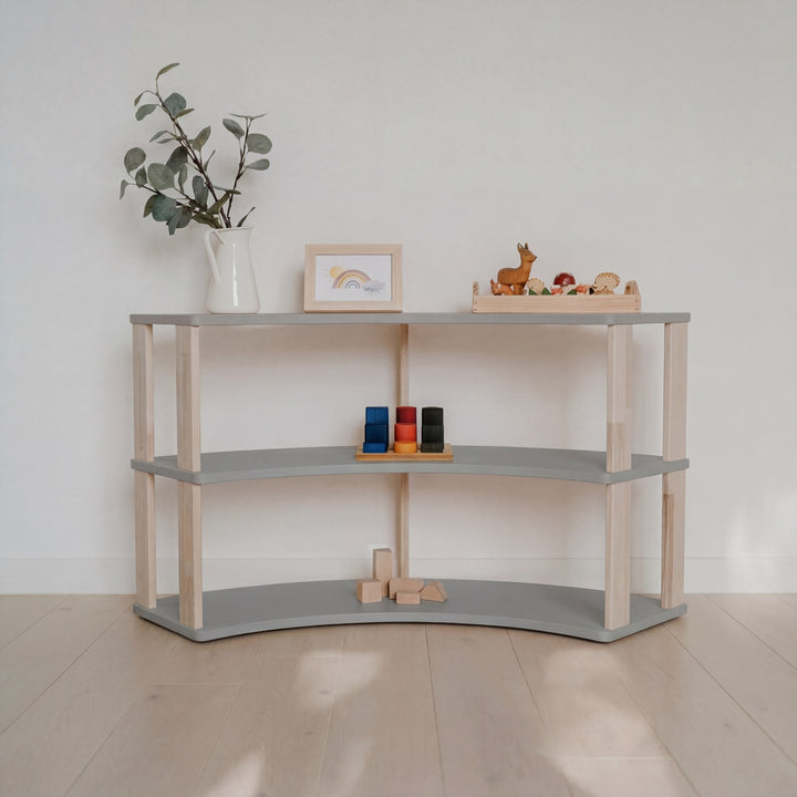 Modulär Montessori-båghylla i ljusgrå/klar olja med 3 öppna hyllplan i trä