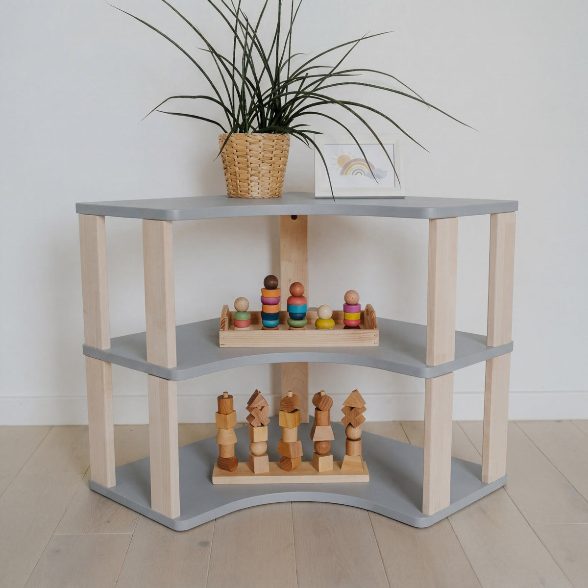Modulär Montessori-hörnhylla i ljusgrå/klar olja med 3 öppna hyllplan i trä