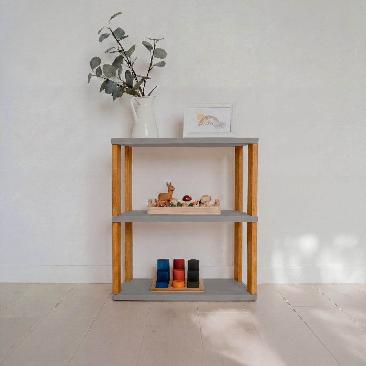 Modulär Montessori-minihylla i ljusgrå/brun olja med 3 öppna hyllplan i trä