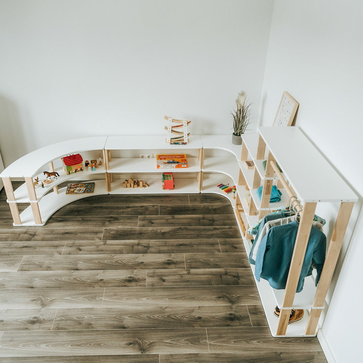 Modulär Montessori-hylla Mini med 4 hyllplan från One Little Pine