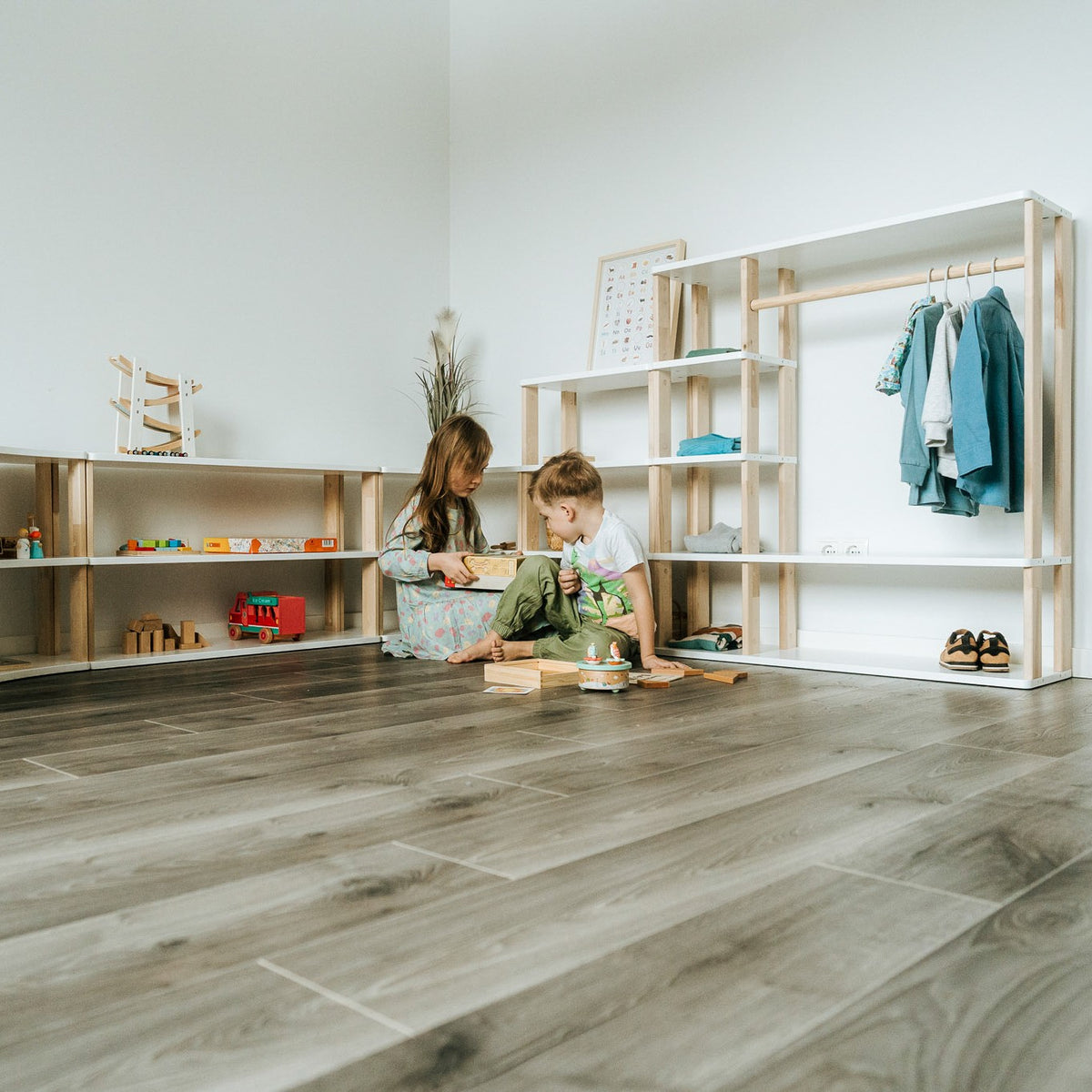 Montessori-hylla Mini i FSC-certifierat trä – 4 hyllplan