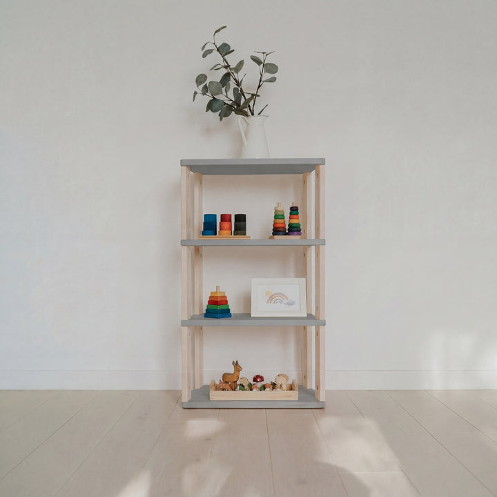 Modulär Montessori-minihylla i ljusgrå/klar olja med 4 öppna hyllplan i trä