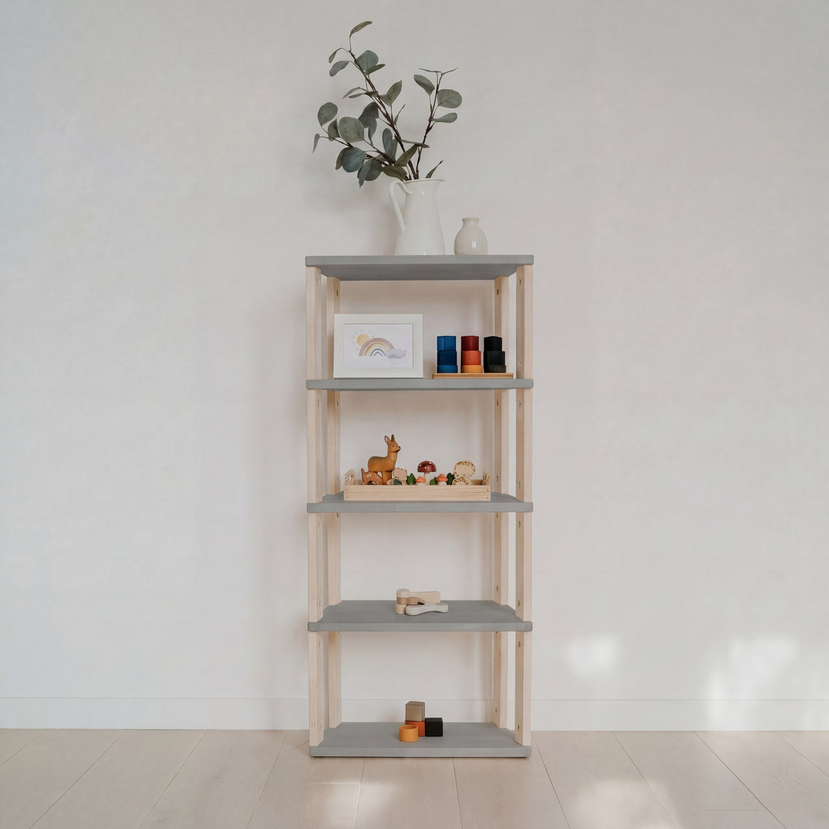 Modulär Montessori-minihylla i ljusgrå/klar olja med 5 öppna hyllplan i trä