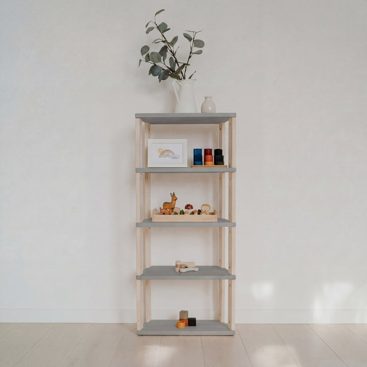 Modulär Montessori-minihylla i ljusgrå/klar olja med 5 öppna hyllplan i trä