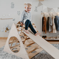 Montessori-klätterställning i trä med ramp för inomhuslek