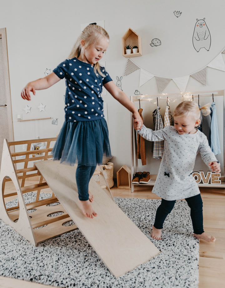 Klättertriangel och medföljande ramp från Montessori House Bed