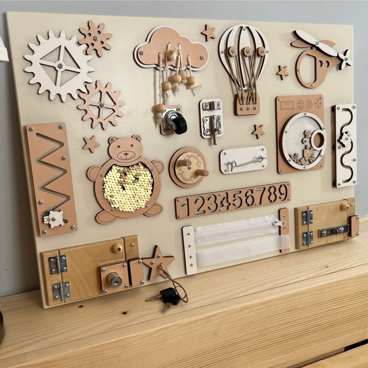Montessori aktivitetsbräda för barn med dörrar och lås (40x60cm) - Rootly - Montessori leksaker
