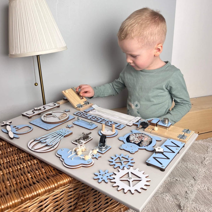 Montessori aktivitetsbräda för barn med dörrar och lås (40x60cm) - Rootly - Montessori leksaker