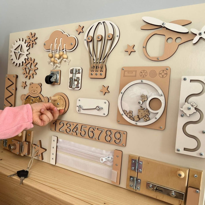 Montessori aktivitetsbräda för barn med dörrar och lås (40x60cm) - Rootly - Montessori leksaker