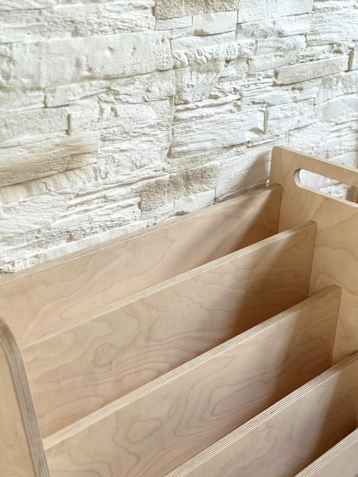 Montessori bokhylla för barn med frontvänd bokdisplay i trä - Flera olika färger - Rootly - Montessori möbler