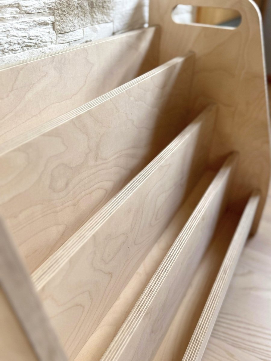 Montessori bokhylla för barn med frontvänd bokdisplay i trä - Flera olika färger - Rootly - Montessori möbler