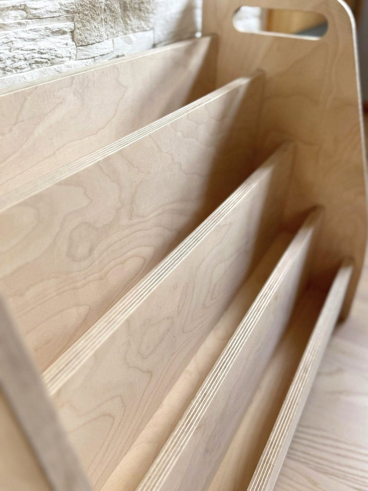 Montessori bokhylla för barn med frontvänd bokdisplay i trä - Flera olika färger - Rootly - Montessori möbler