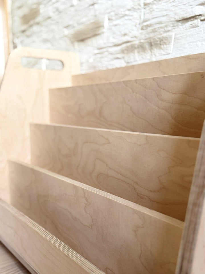 Montessori bokhylla för barn med frontvänd bokdisplay i trä - Flera olika färger - Rootly - Montessori möbler