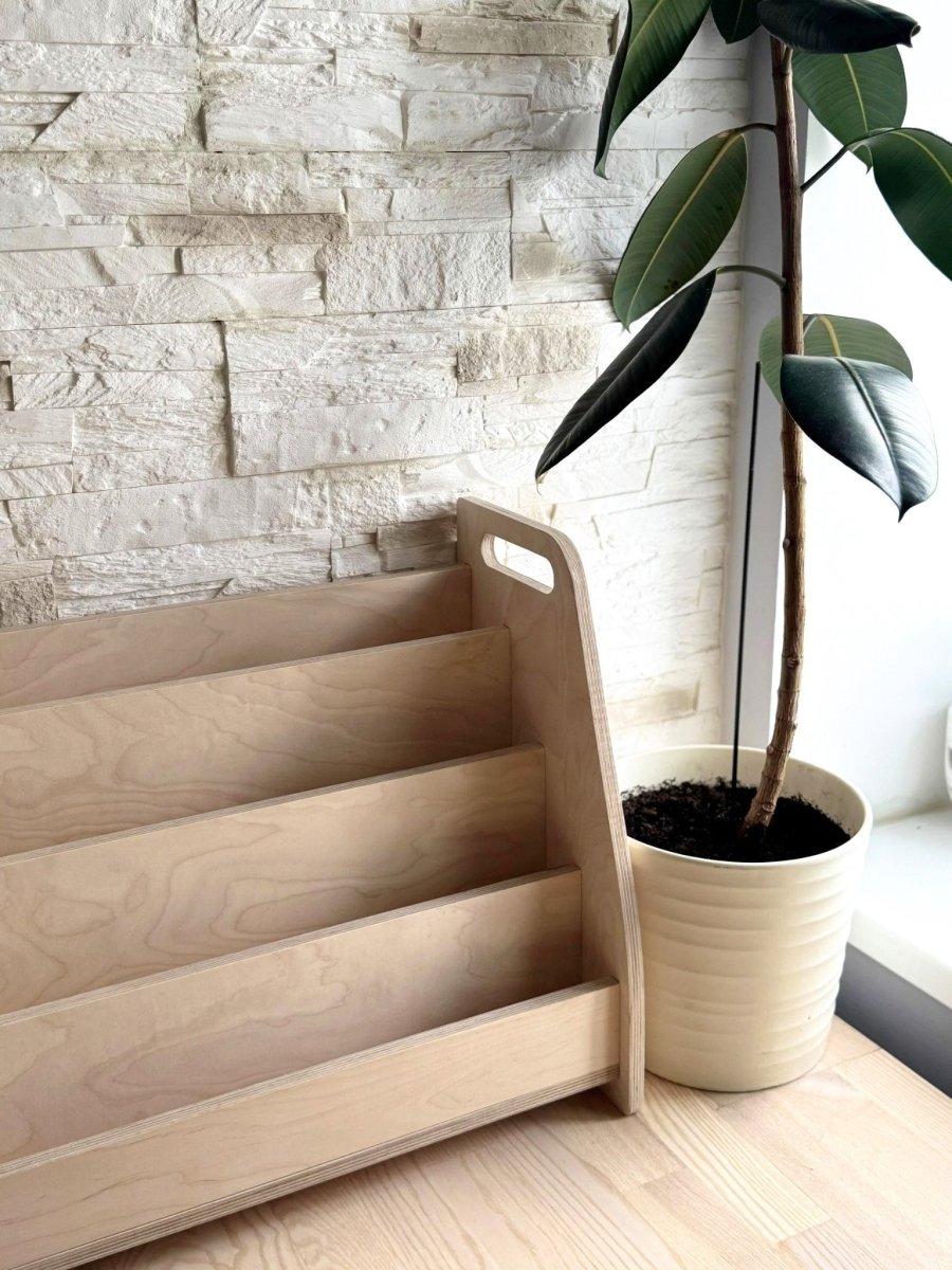 Montessori bokhylla för barn med frontvänd bokdisplay i trä - Flera olika färger - Rootly - Montessori möbler