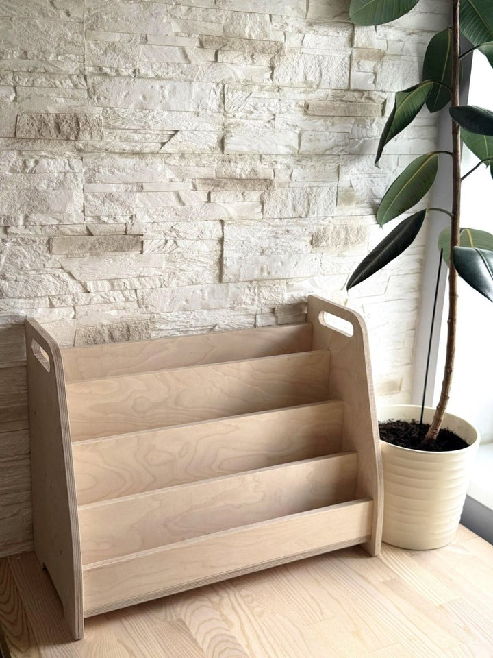 Montessori bokhylla för barn med frontvänd bokdisplay i trä - Flera olika färger - Rootly - Montessori möbler