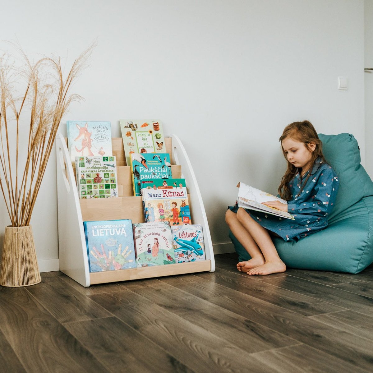 Montessori bokhylla med bokförvaring - 4 hyllplan - Rootly - Montessori möbler