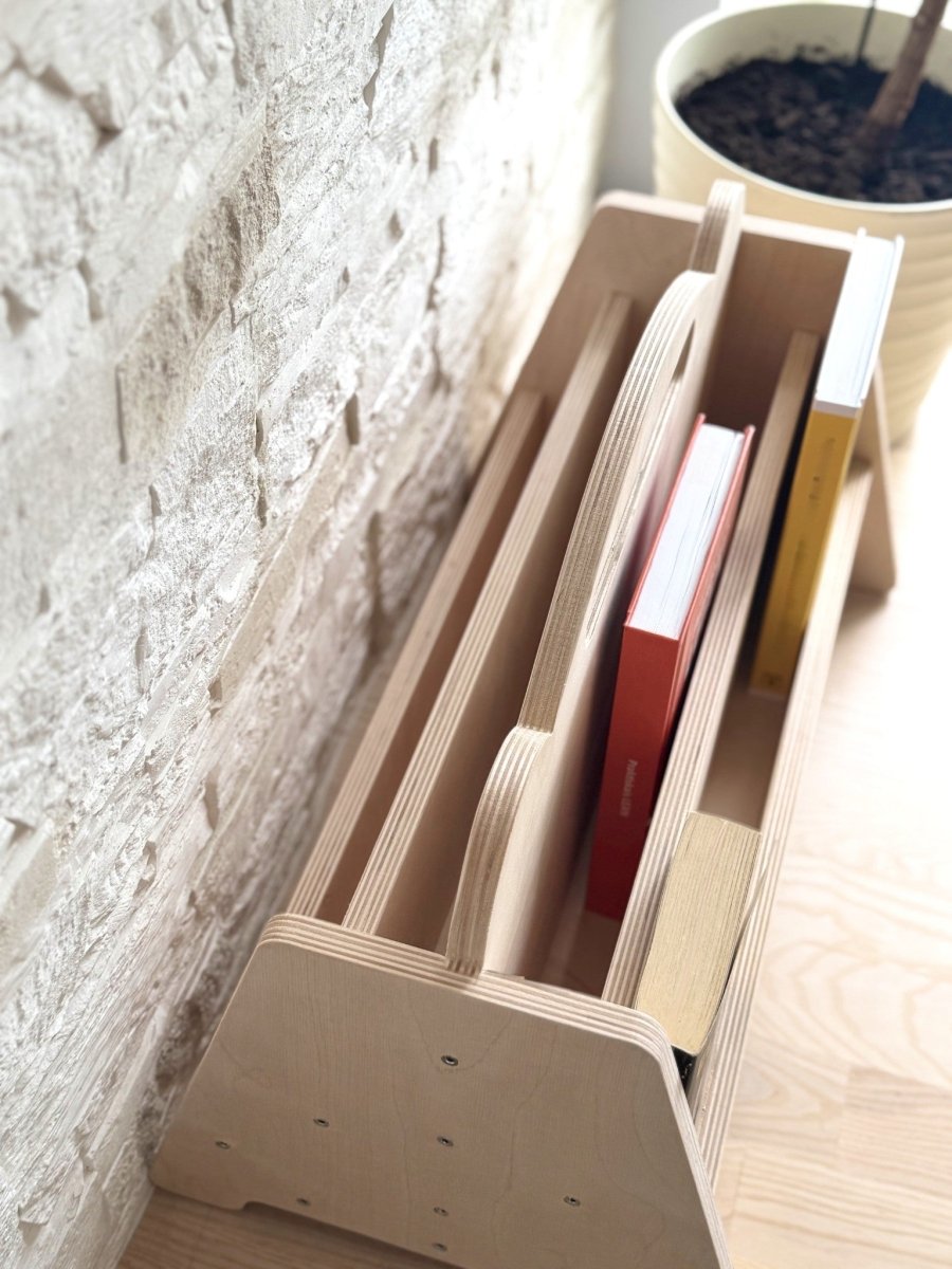 Montessori dubbelsidig bokdisplay i trä för barn - Finns i flera färger - Rootly - Montessori möbler