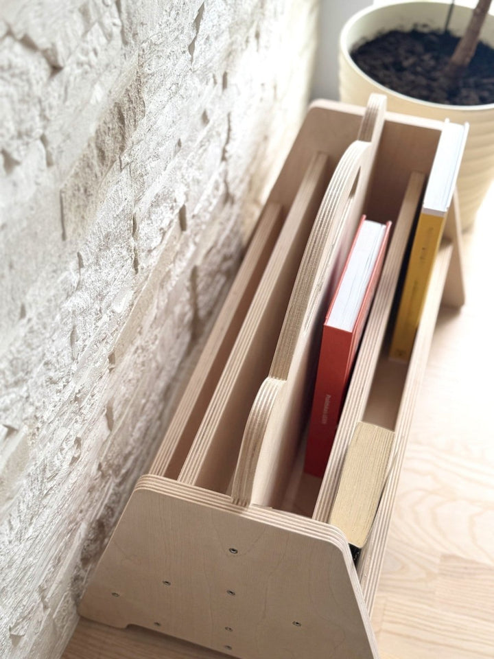 Montessori dubbelsidig bokdisplay i trä för barn - Finns i flera färger - Rootly - Montessori möbler