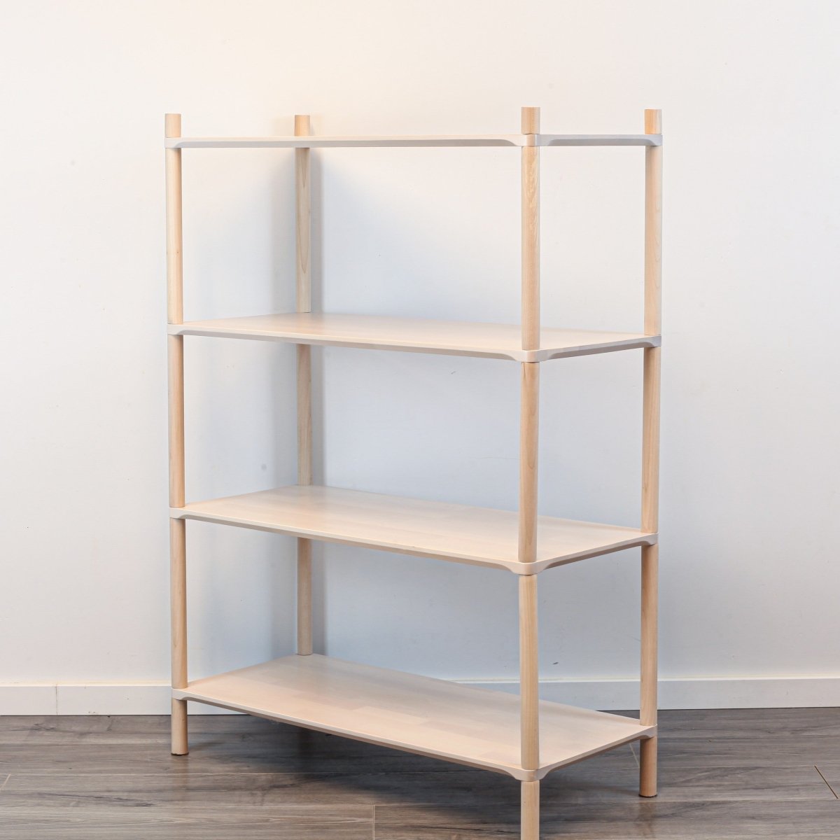 Montessori inspirerad hylla i trä, medium - 4 hyllplan - Rootly - Montessori möbler