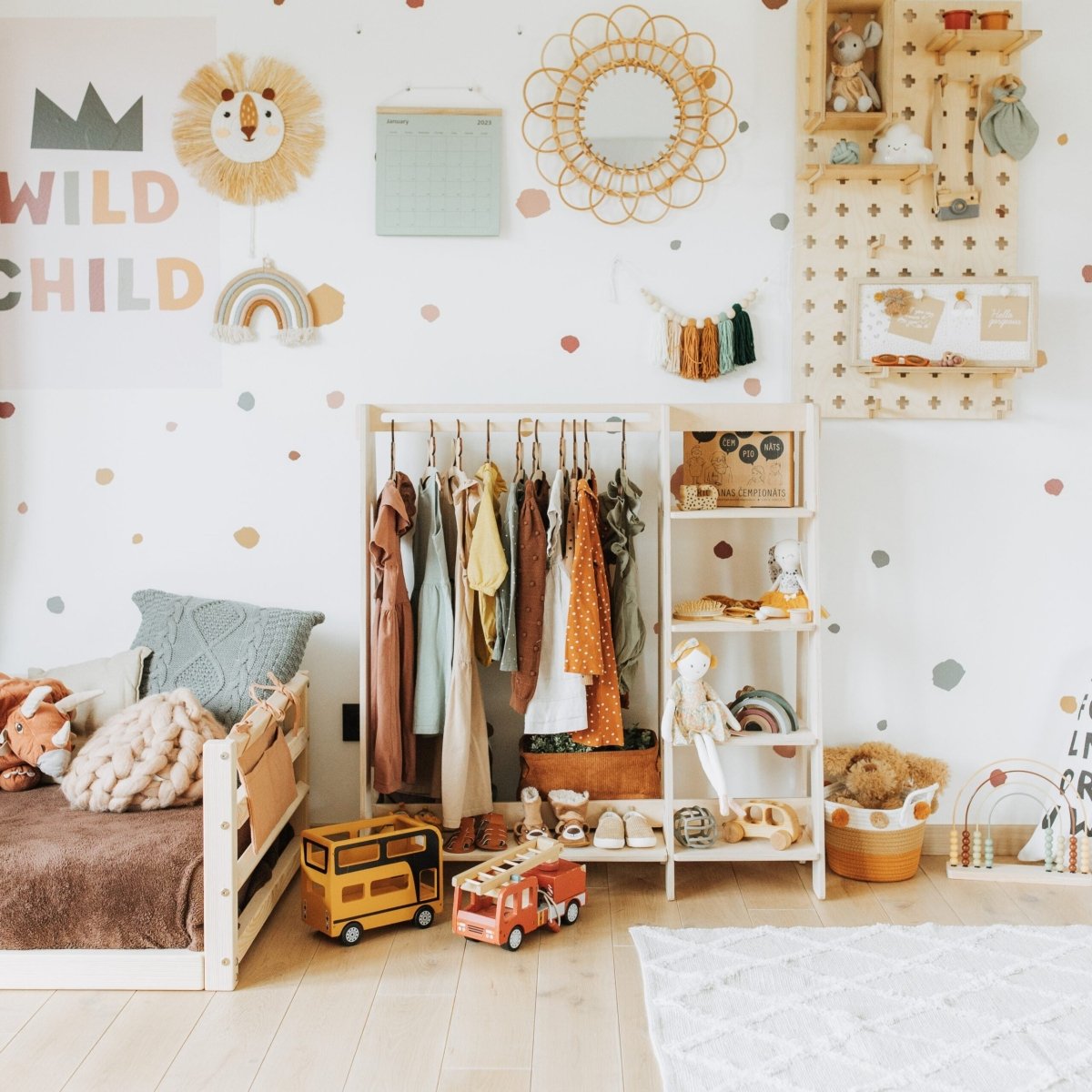 Montessori Inspirerad Klädställning Med Hyllor För Barn - Rootly - Montessori möbler
