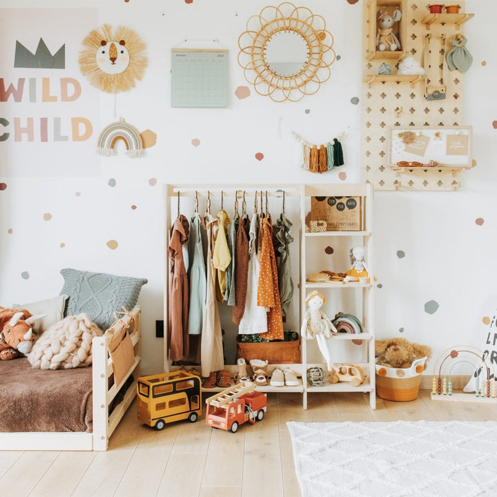 Montessori Inspirerad Klädställning Med Hyllor För Barn - Rootly - Montessori möbler