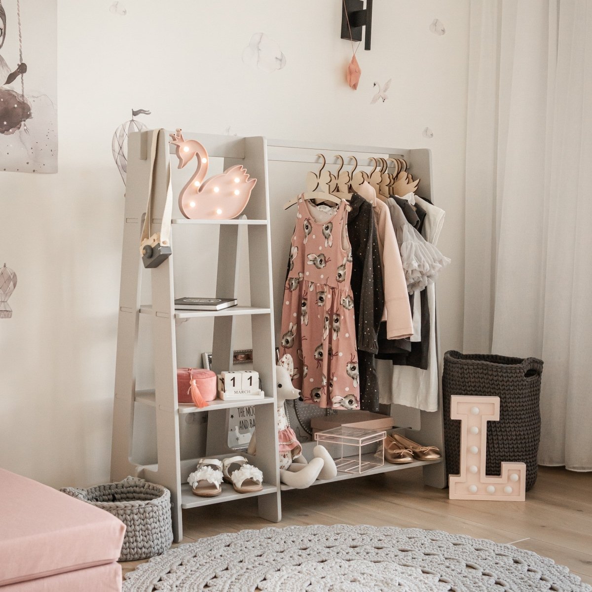 Montessori Inspirerad Klädställning Med Hyllor För Barn - Rootly - Montessori möbler