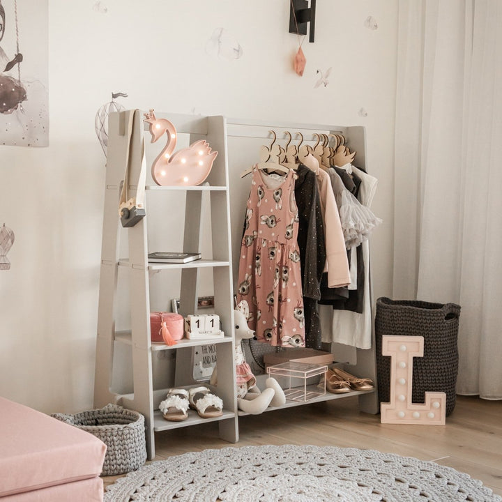 Montessori Inspirerad Klädställning Med Hyllor För Barn - Rootly - Montessori möbler
