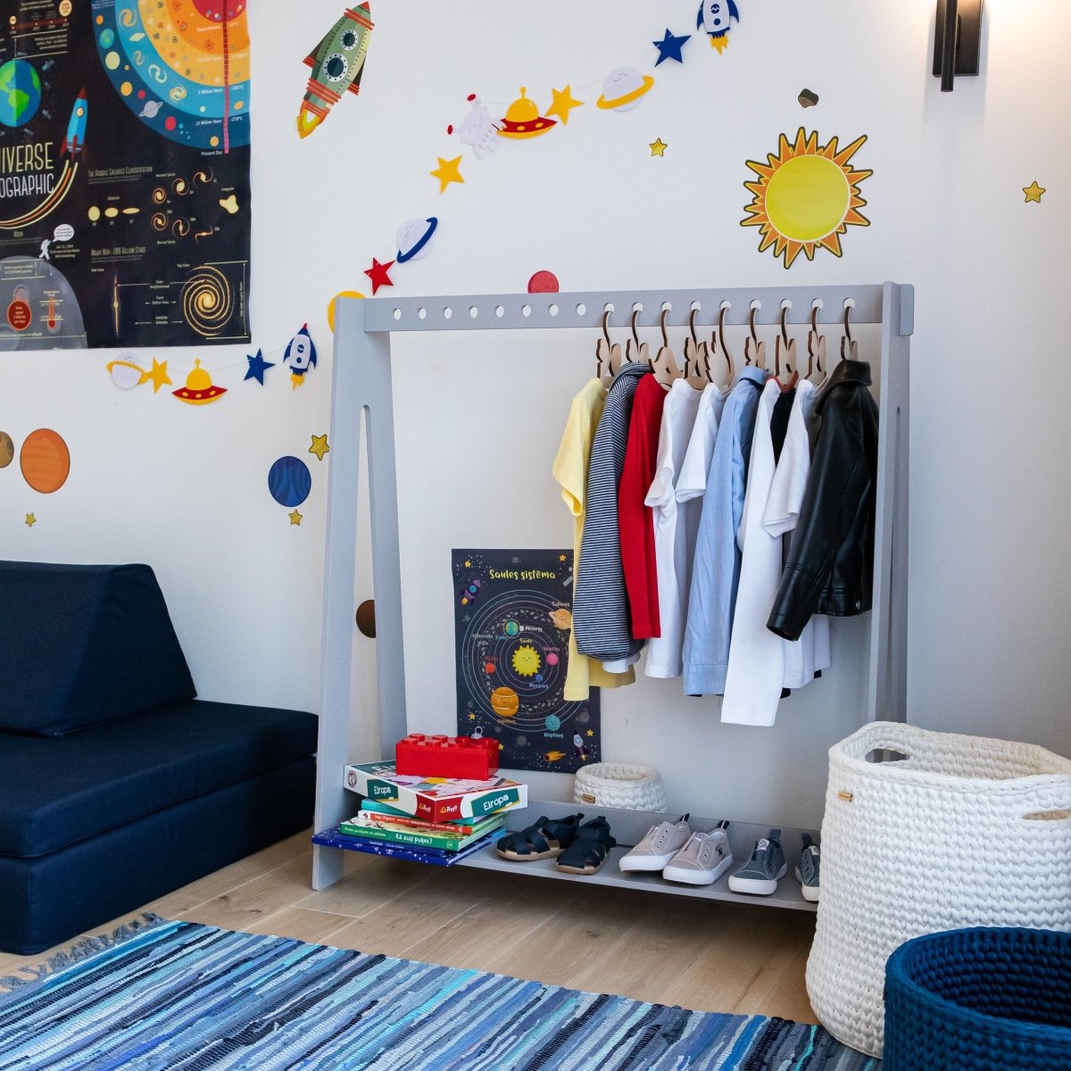 Montessori Inspirerat Klädställ I Olika Färger För Småbarn - Rootly - Montessori möbler