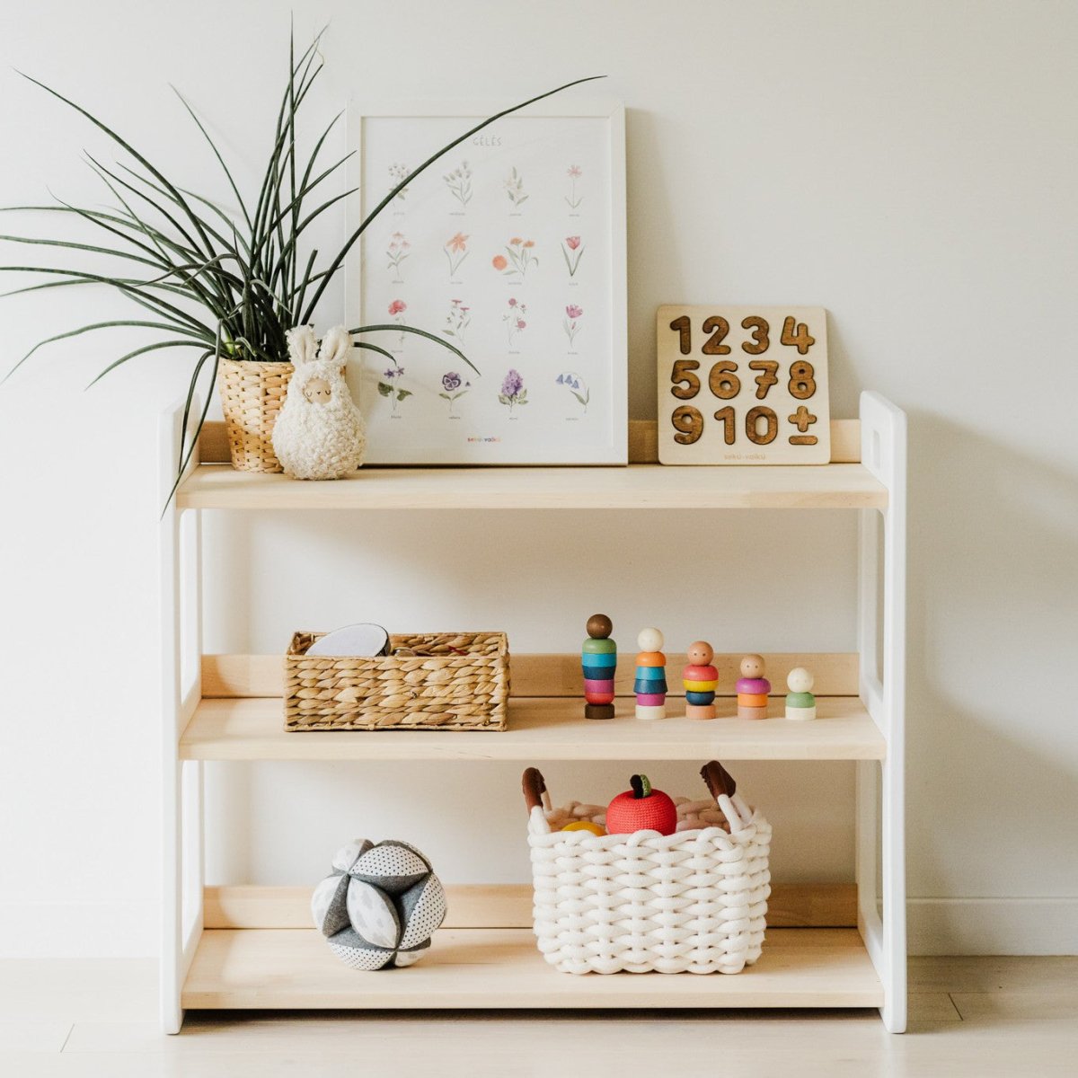 Montessori leksakshylla i trä - Rootly - Montessori möbler