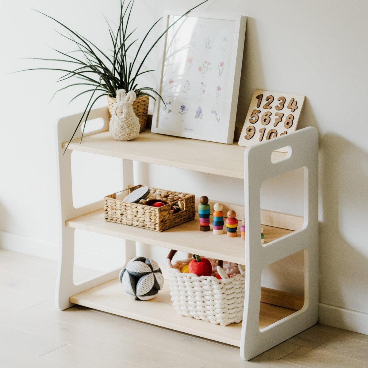 Montessori leksakshylla i trä - Rootly - Montessori möbler