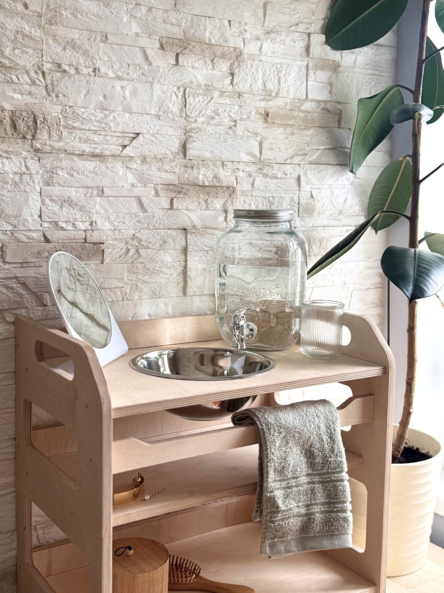 Montessori tvättställ i trä med förvaring för barn – Liten modell - Rootly - Montessori möbler